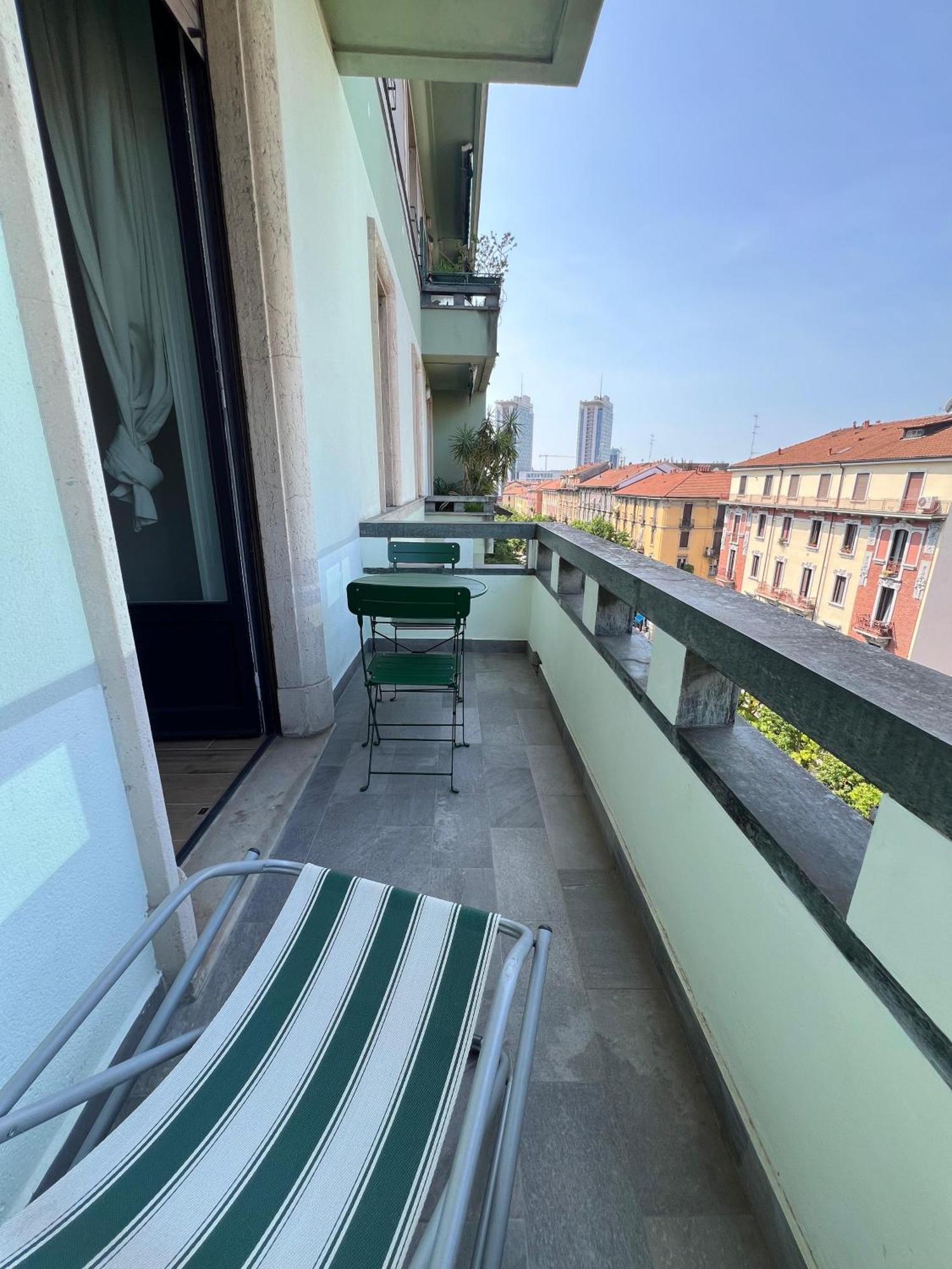 New Apartment With Balcony, Isola Bosco Verticale — Photos 1